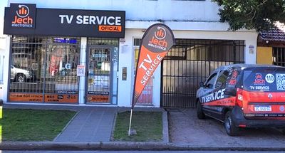 Frente del local TV SERVICE JECH electronics ubicado en la ciudad de Paraná y vehículo de la empresa preparado para hacer retiros y entregas de TV.