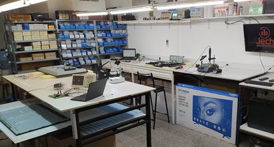 Zona de trabajo técnica con estaciones equipadas para brindar soluciones confiables a nuestros clientes.