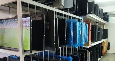 Espacio de almacenamiento con estructura de 3 niveles, diseñada para proteger y clasificar televisores según su estado de reparación.
