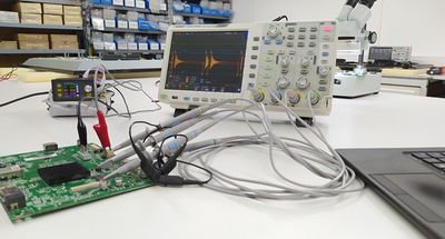 Osciloscopio digital de alta precisión utilizado en el laboratorio para diagnóstico y análisis precisos de señales electrónicas.